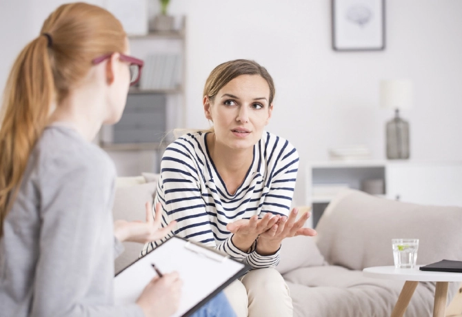 egy középkorú nő a segítőjével beszélget