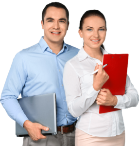 Jól szituált mosolygós, középkorú férfi és nő laptoppal, jegyzetfüzettel és tollal a kezükben