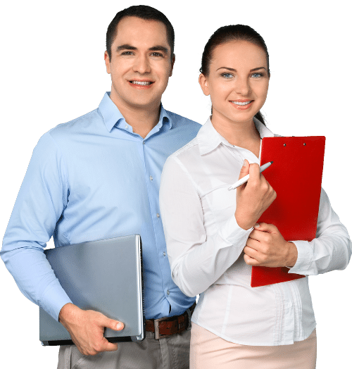 Jól szituált mosolygós, középkorú férfi és nő laptoppal, jegyzetfüzettel és tollal a kezükben